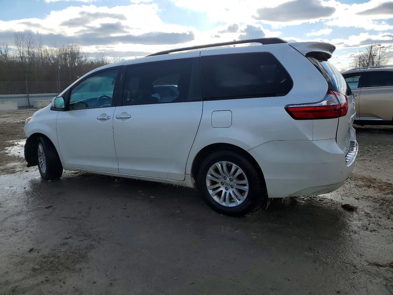 2016 TOYOTA SIENNA XLE photo 2