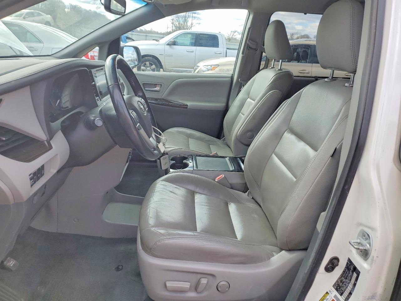 2016 TOYOTA SIENNA XLE photo 7