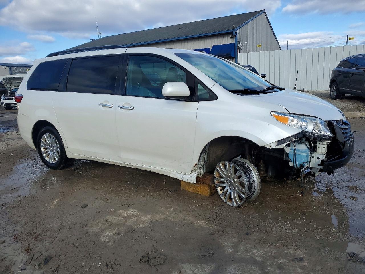 2016 TOYOTA SIENNA XLE photo 4
