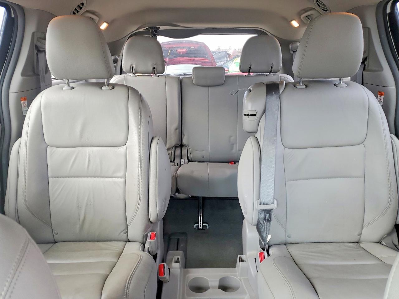 2016 TOYOTA SIENNA XLE photo 10