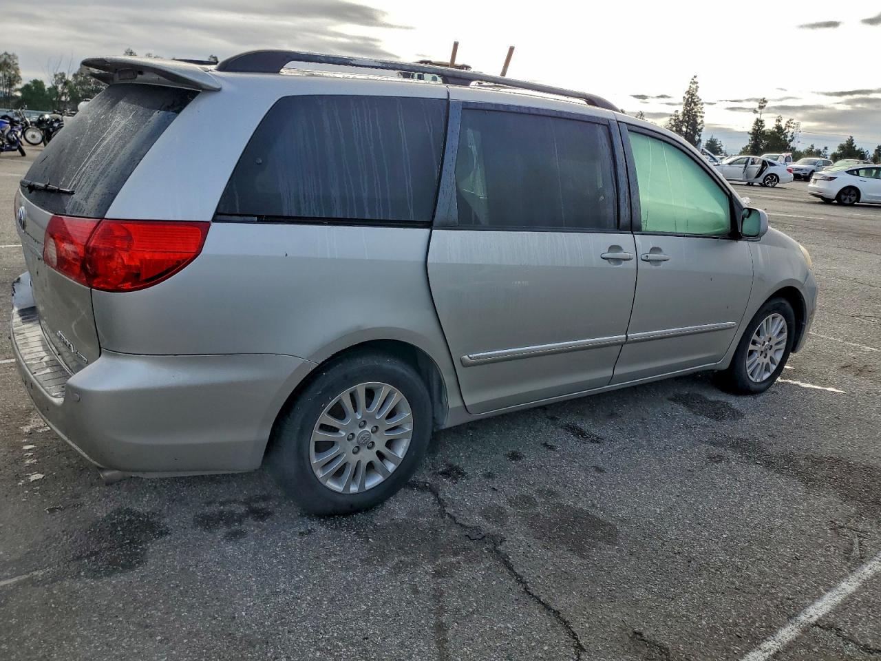 2007 TOYOTA SIENNA XLE photo 3