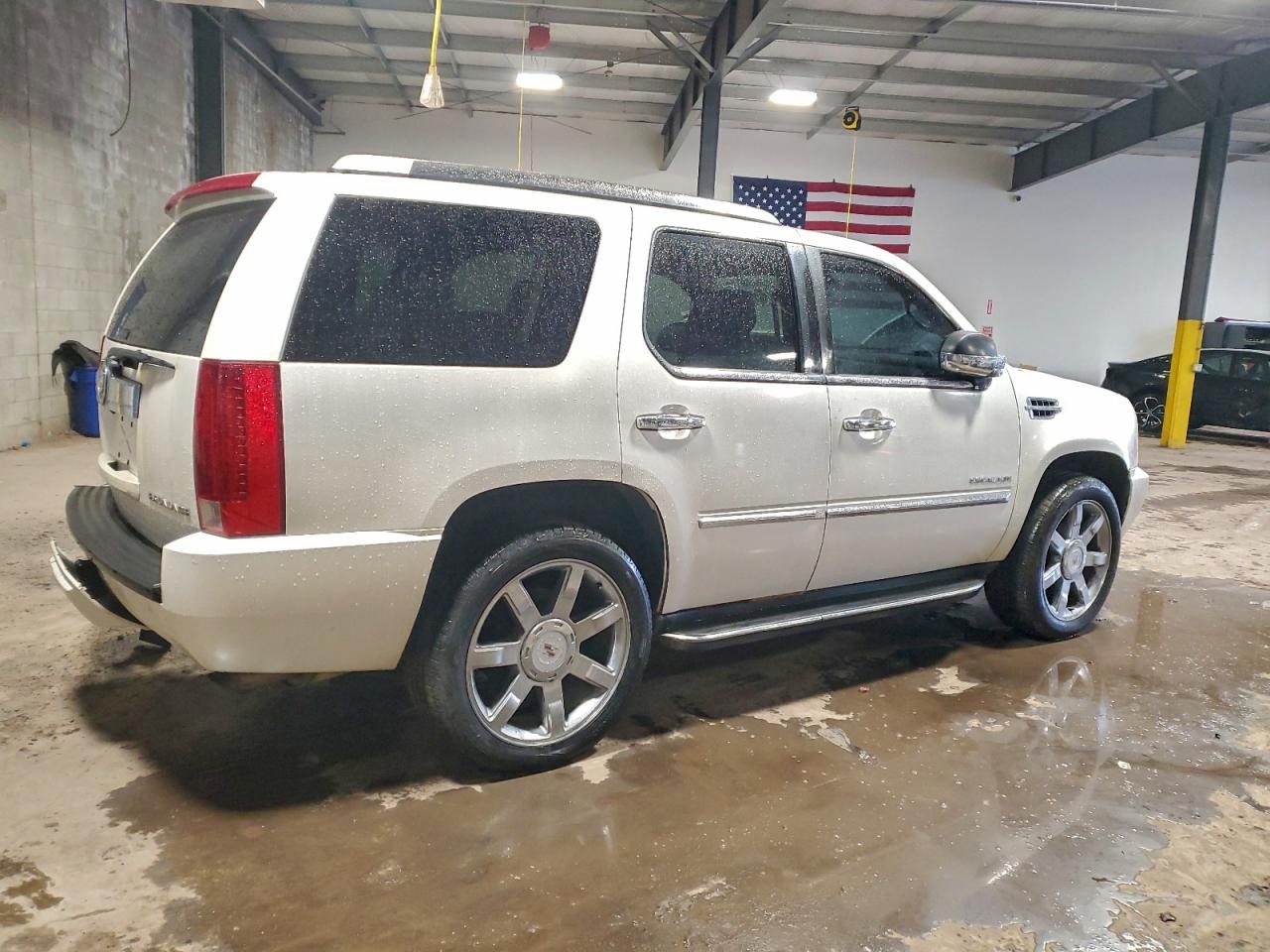 2010 CADILLAC ESCALADE LUXURY photo 3