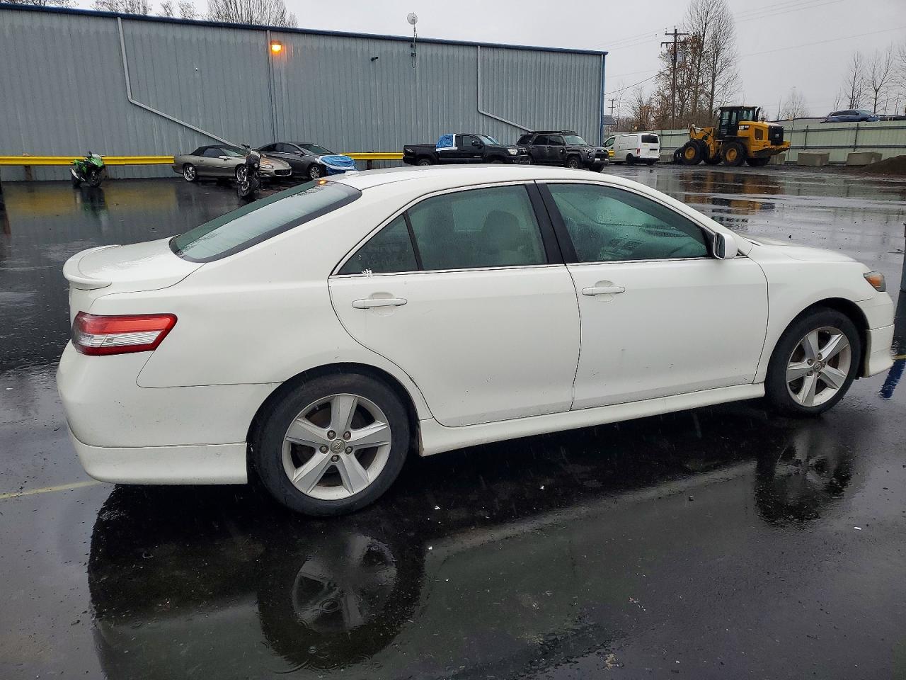 2010 TOYOTA CAMRY BASE photo 3