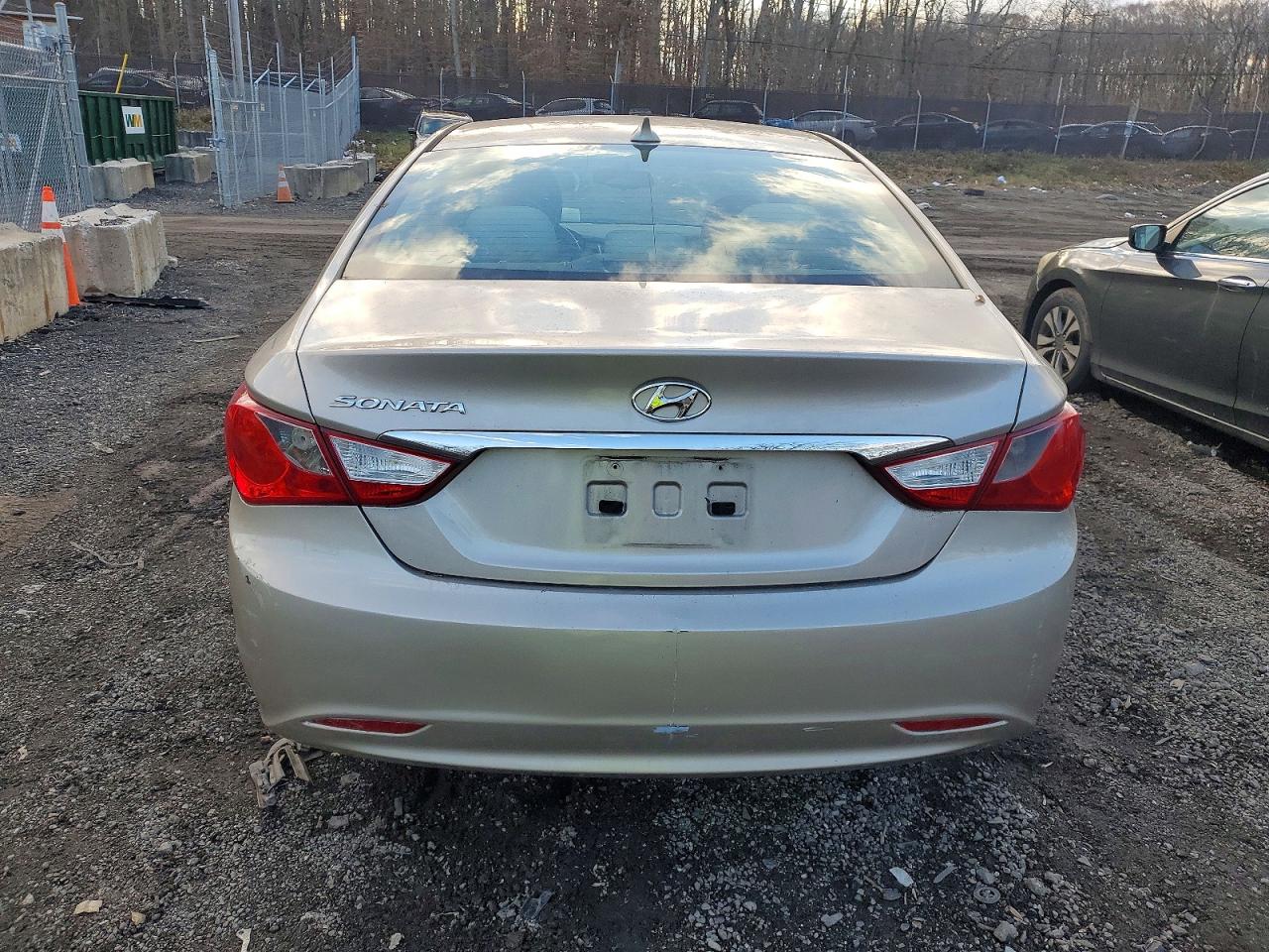 2012 HYUNDAI SONATA GLS photo 6