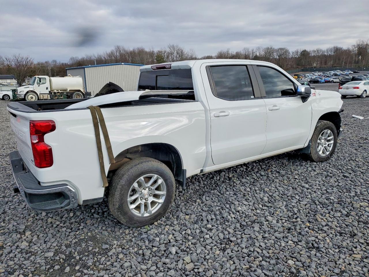 2024 CHEVROLET SILVERADO K1500 LT photo 3