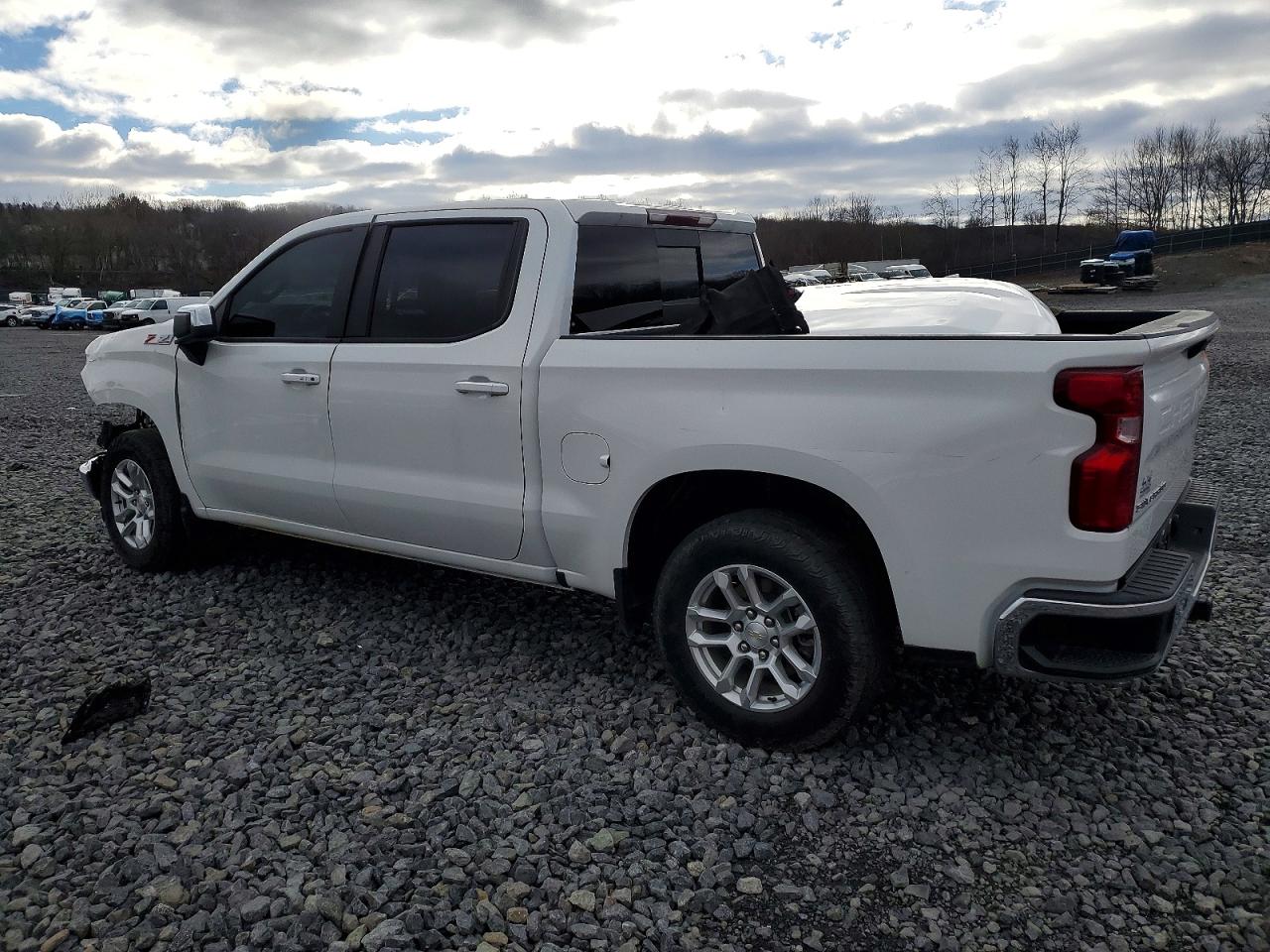2024 CHEVROLET SILVERADO K1500 LT photo 2