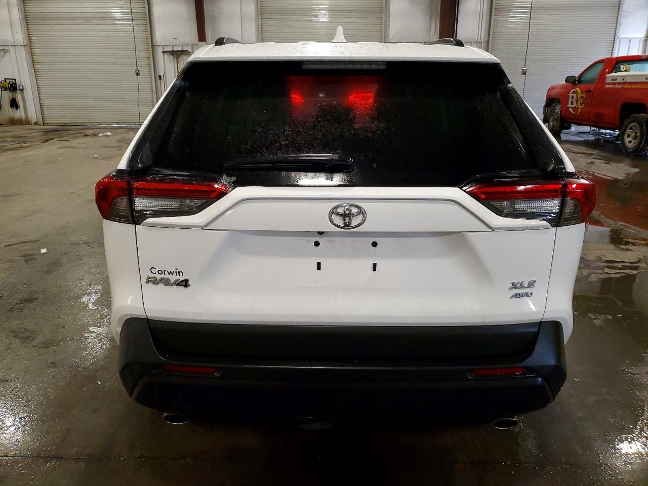 2021 TOYOTA RAV4 XLE photo 6