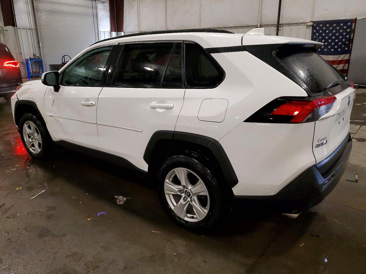 2021 TOYOTA RAV4 XLE photo 2