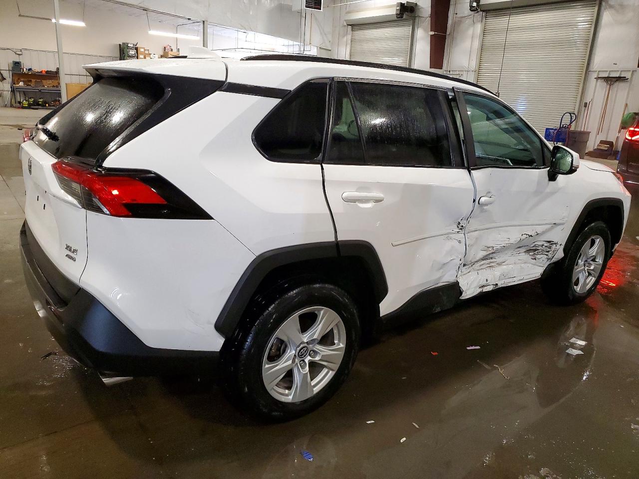 2021 TOYOTA RAV4 XLE photo 3