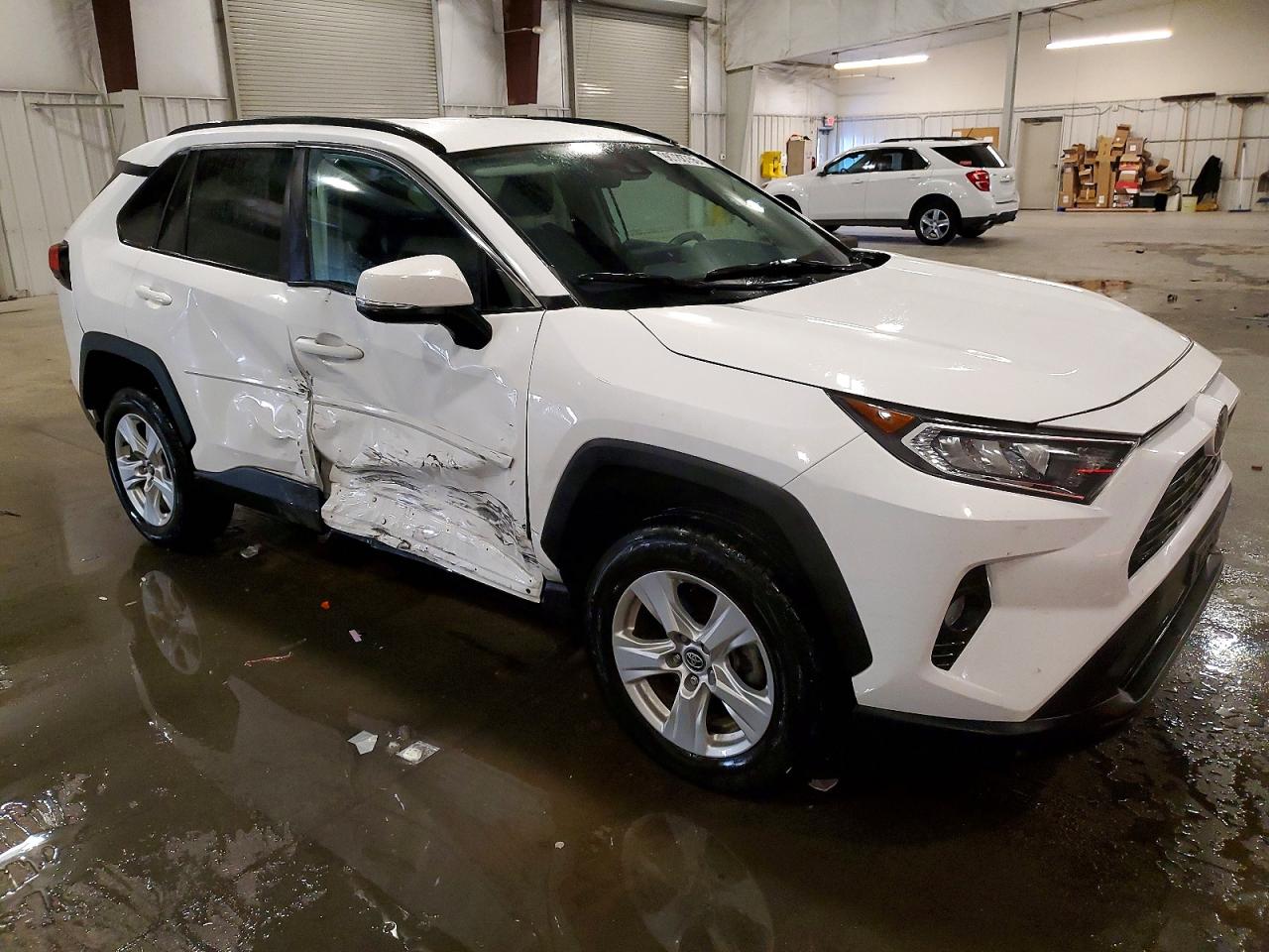 2021 TOYOTA RAV4 XLE photo 4