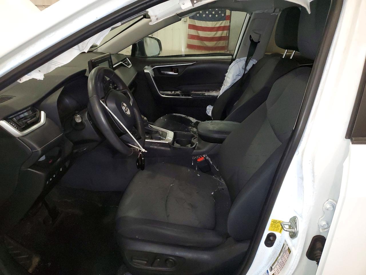 2021 TOYOTA RAV4 XLE photo 7