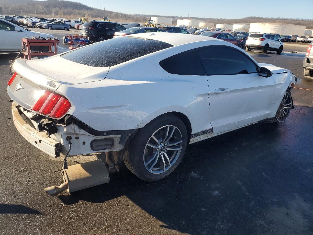 2017 FORD MUSTANG photo 3