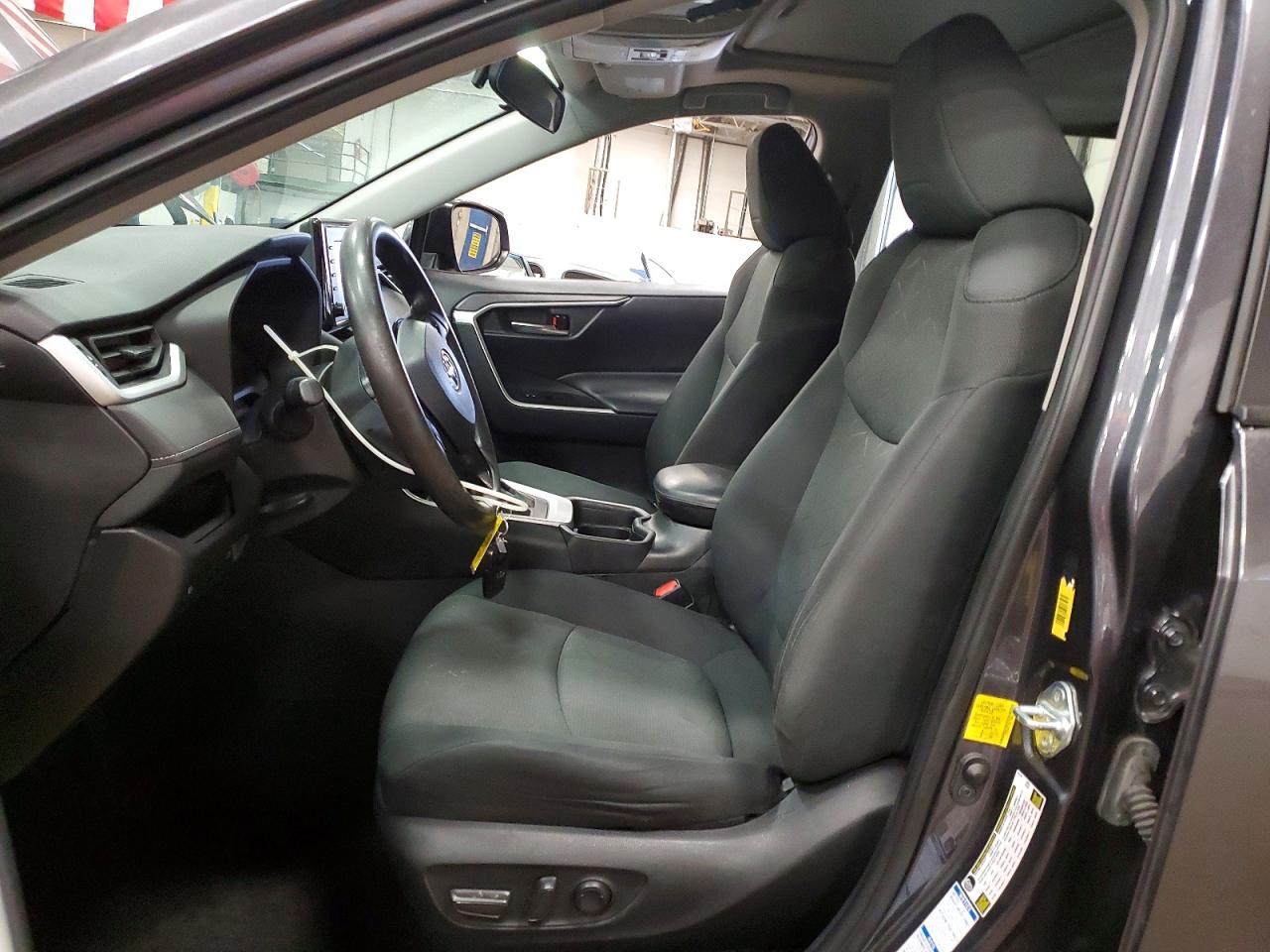 2021 TOYOTA RAV4 XLE photo 7