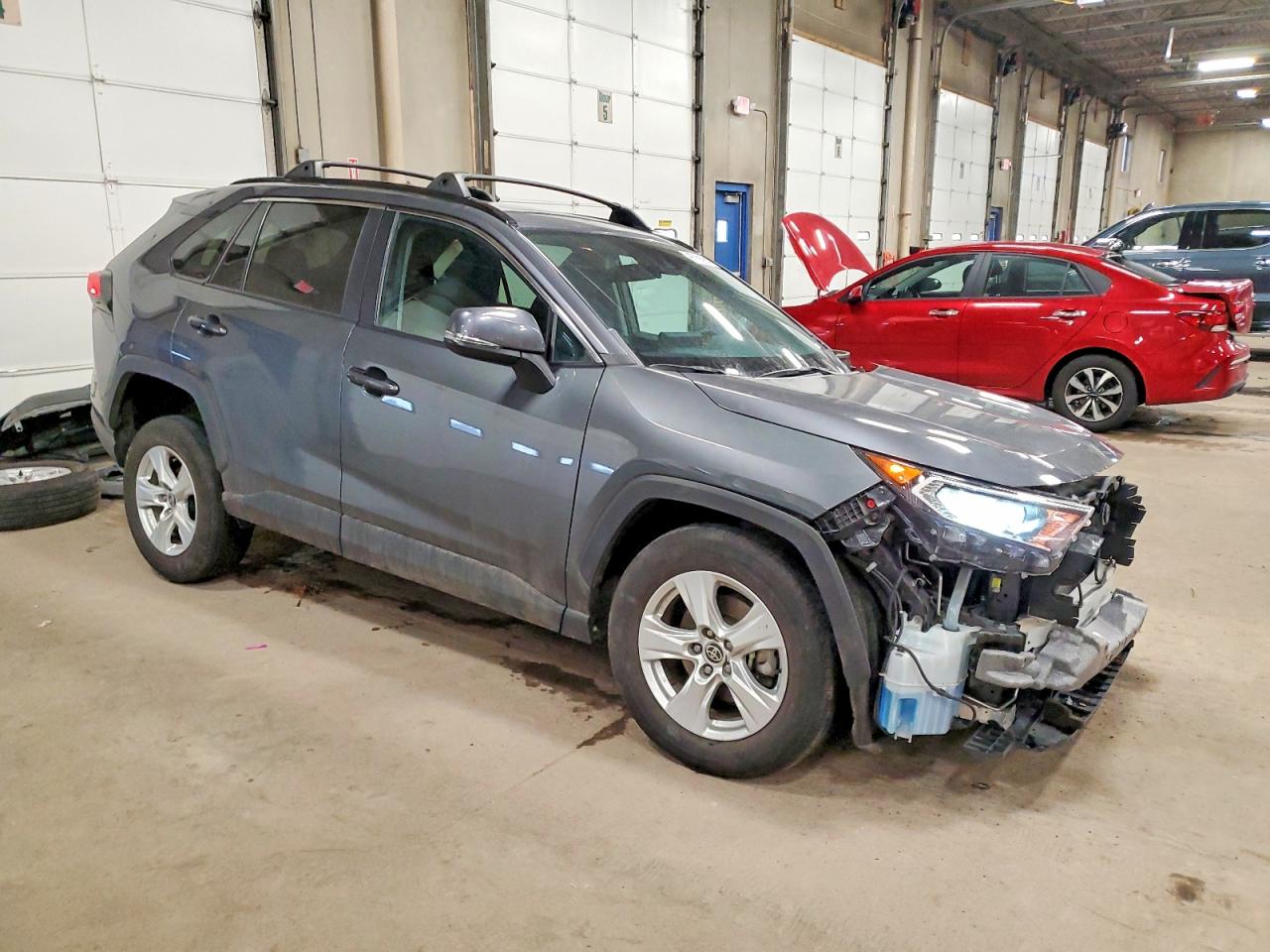 2021 TOYOTA RAV4 XLE photo 4