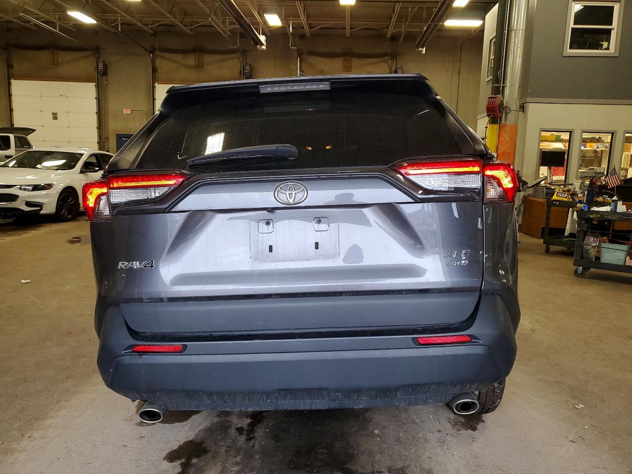 2021 TOYOTA RAV4 XLE photo 6