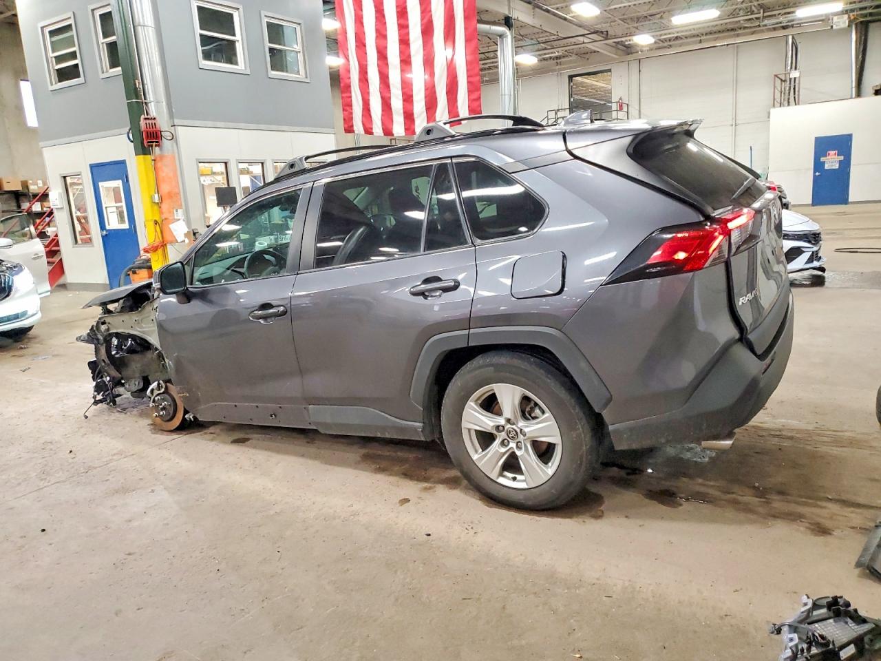 2021 TOYOTA RAV4 XLE photo 2