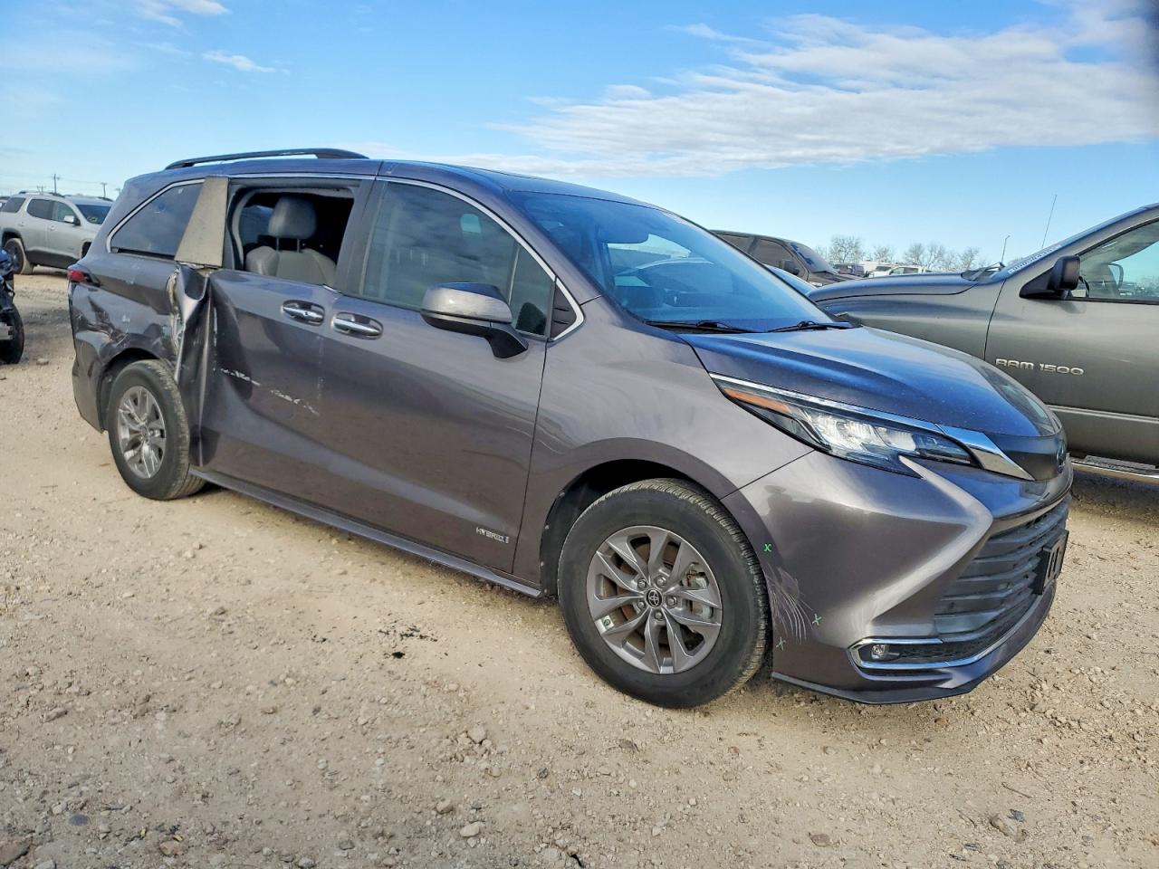 2021 TOYOTA SIENNA XLE photo 4