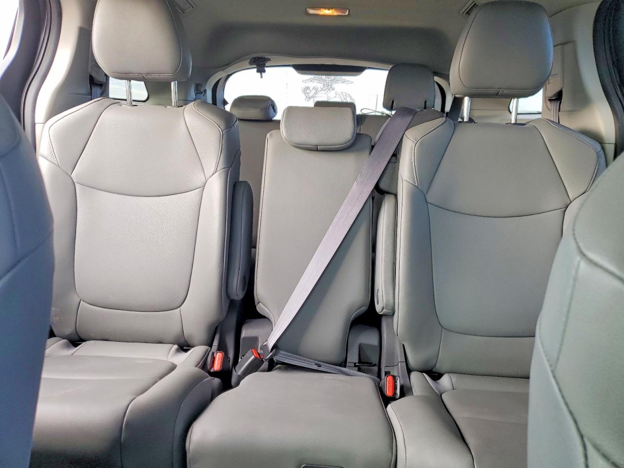 2021 TOYOTA SIENNA XLE photo 10