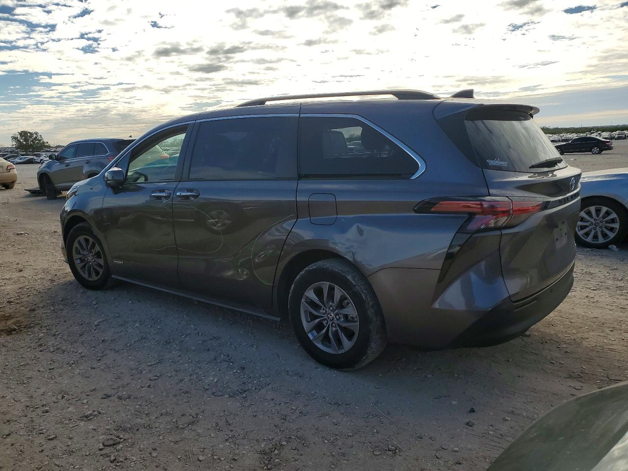 2021 TOYOTA SIENNA XLE photo 2