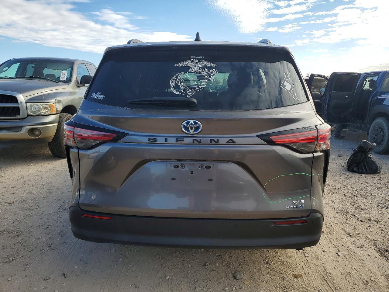 2021 TOYOTA SIENNA XLE photo 6