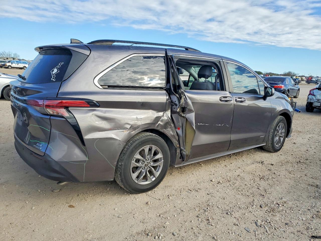 2021 TOYOTA SIENNA XLE photo 3