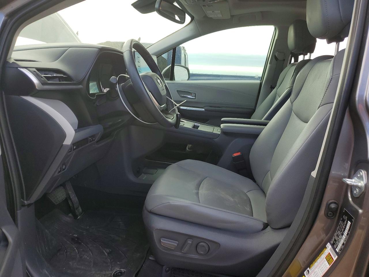 2021 TOYOTA SIENNA XLE photo 7