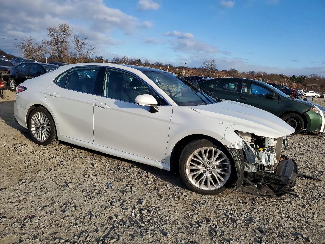 2020 TOYOTA CAMRY XLE photo 4