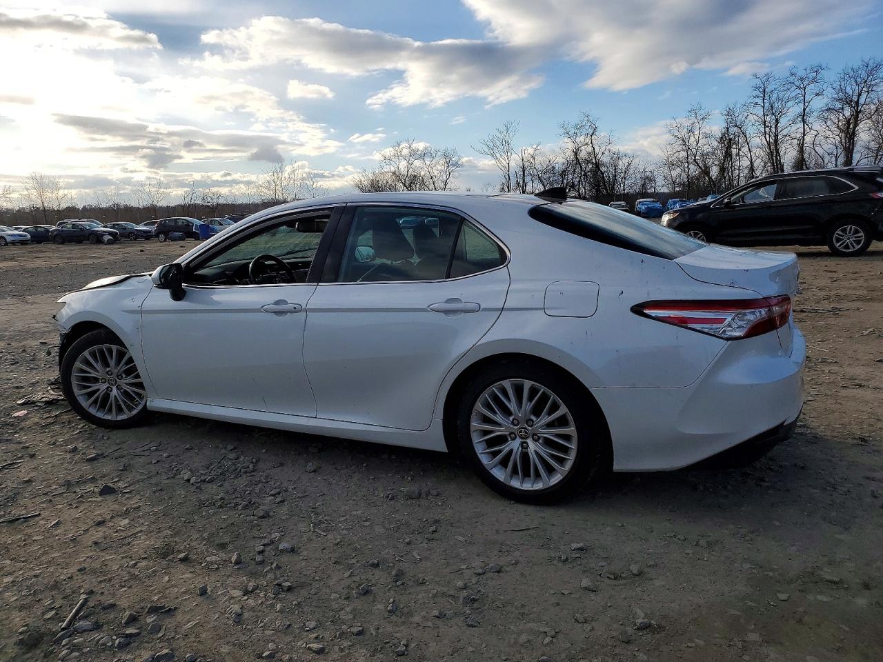 2020 TOYOTA CAMRY XLE photo 2