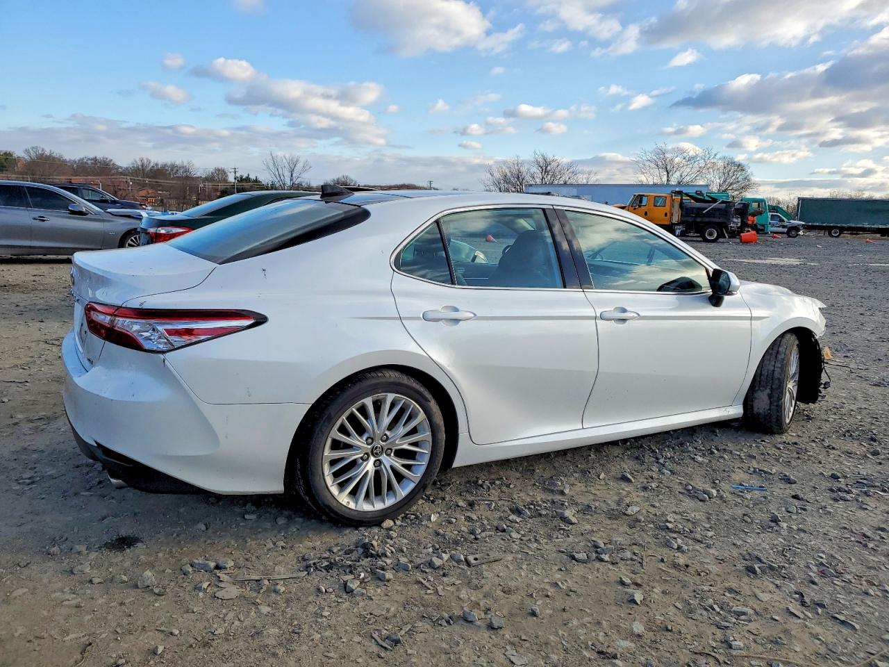 2020 TOYOTA CAMRY XLE photo 3