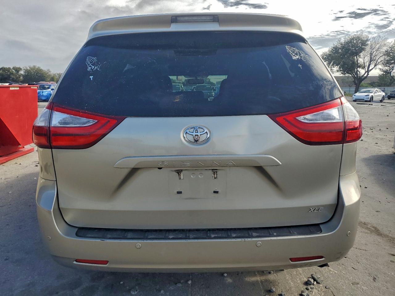 2017 TOYOTA SIENNA XLE photo 6