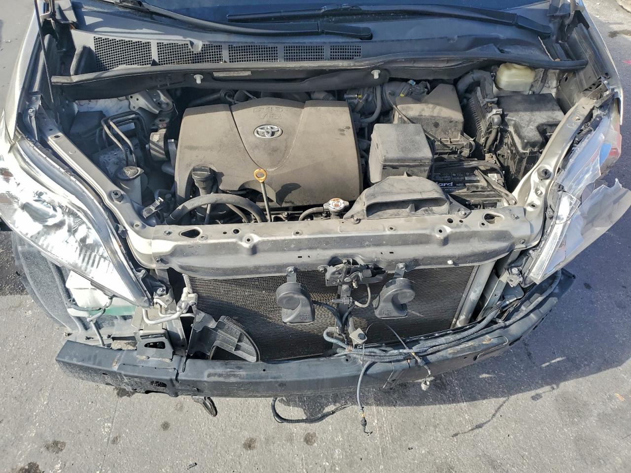 2017 TOYOTA SIENNA XLE photo 12
