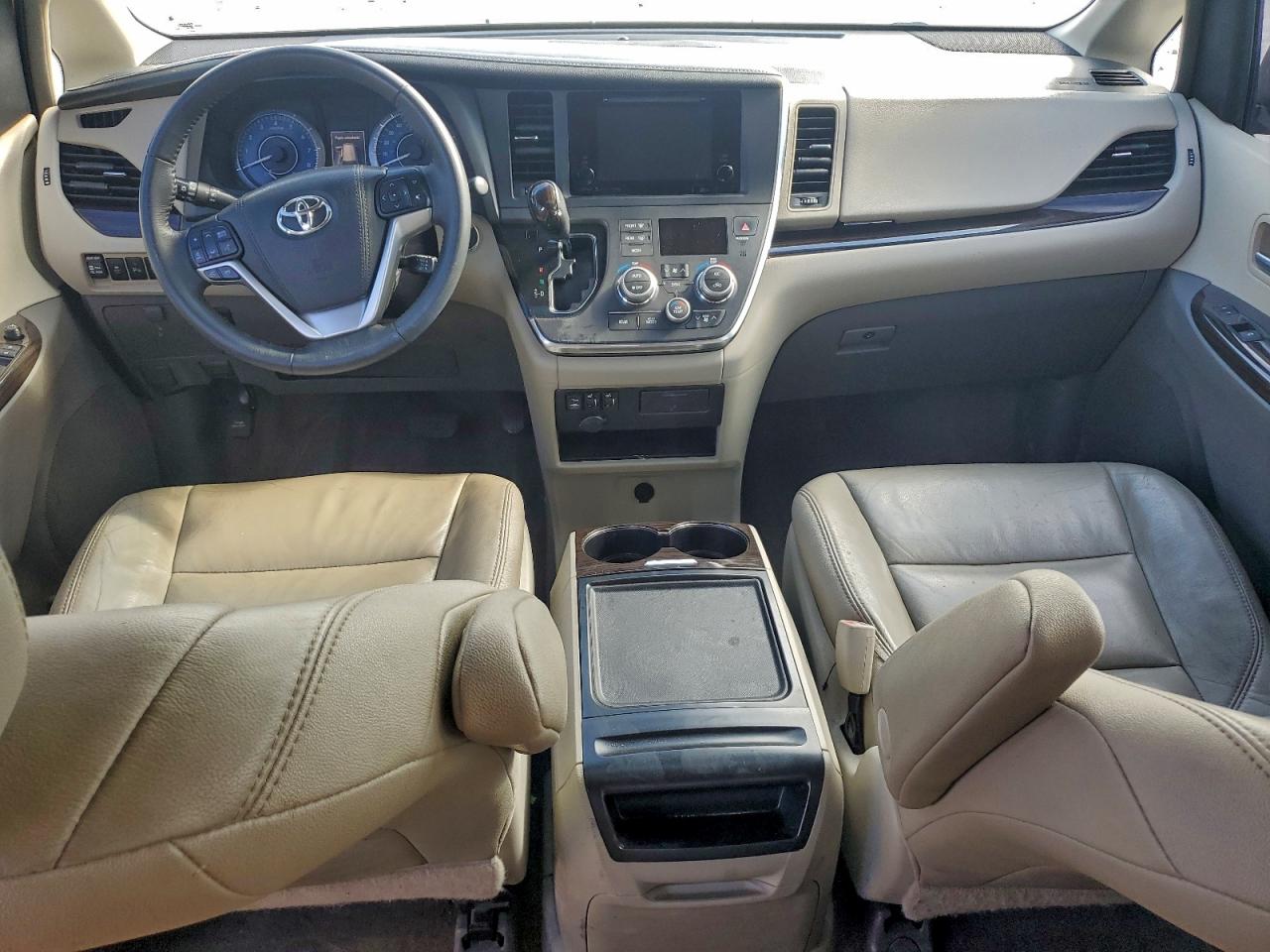 2017 TOYOTA SIENNA XLE photo 8