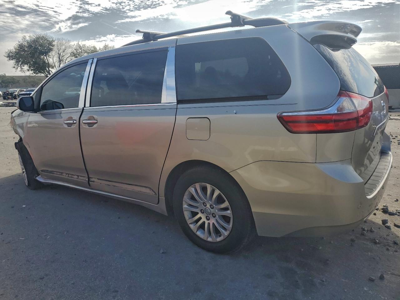 2017 TOYOTA SIENNA XLE photo 2