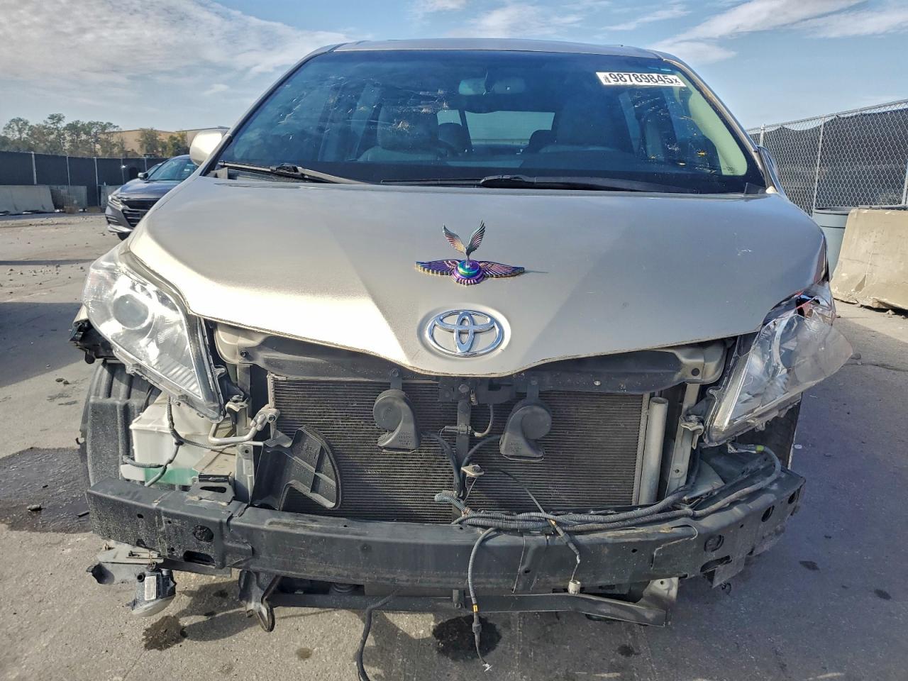 2017 TOYOTA SIENNA XLE photo 5