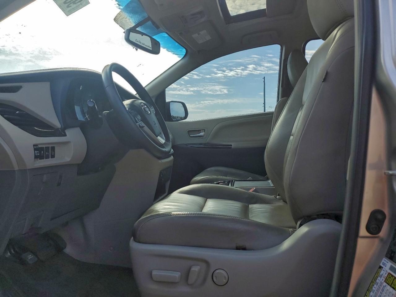 2017 TOYOTA SIENNA XLE photo 7
