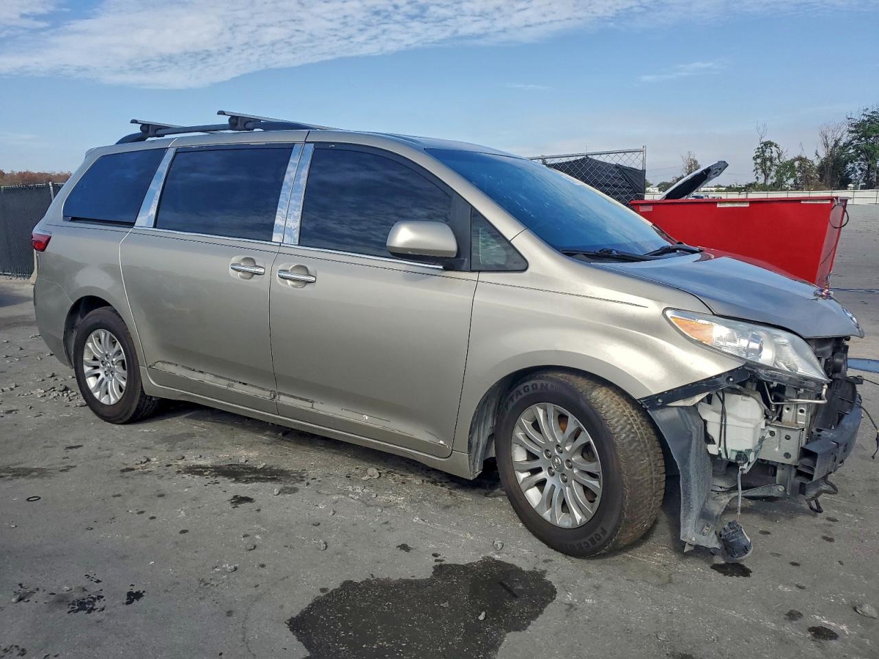 2017 TOYOTA SIENNA XLE photo 4