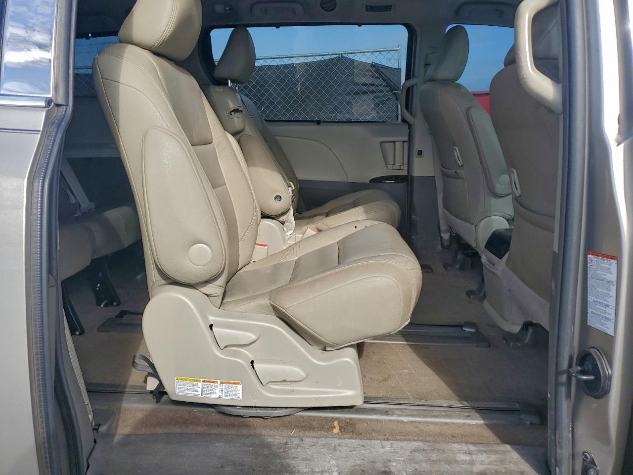 2017 TOYOTA SIENNA XLE photo 11