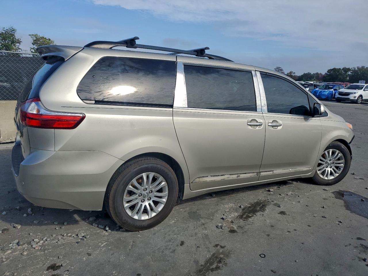2017 TOYOTA SIENNA XLE photo 3