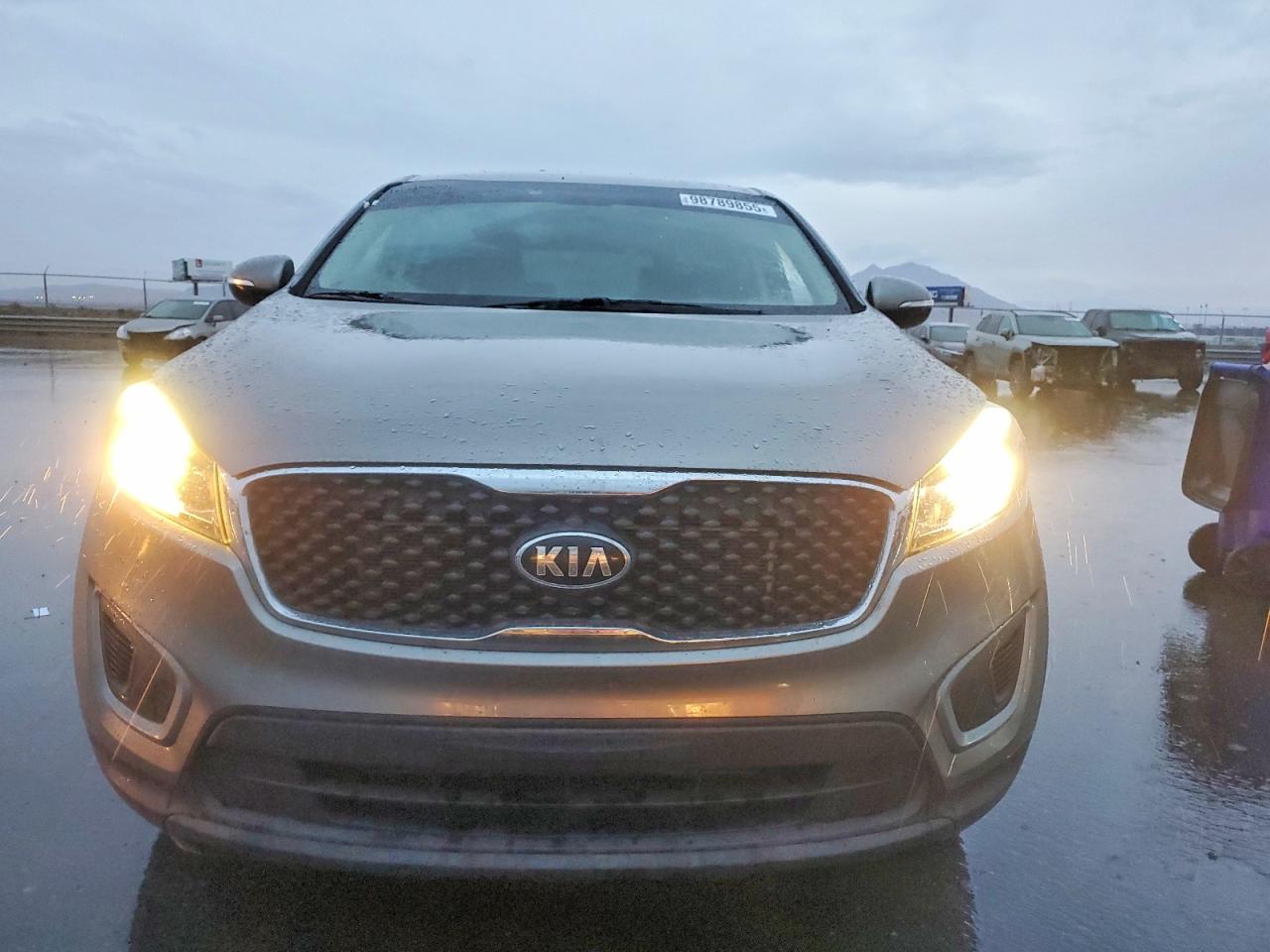 2017 KIA SORENTO LX photo 5