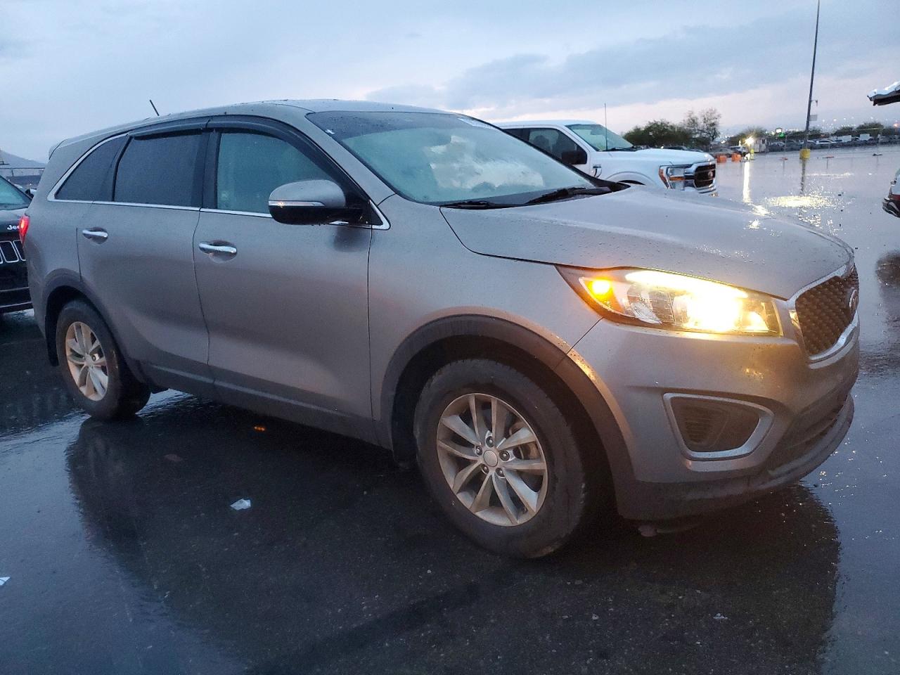 2017 KIA SORENTO LX photo 4
