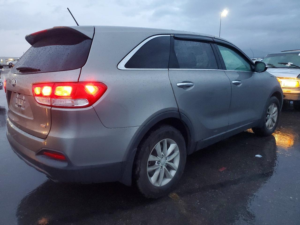2017 KIA SORENTO LX photo 3