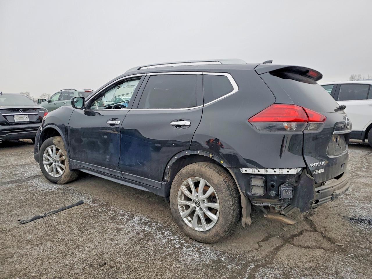 2017 NISSAN ROGUE SV photo 2