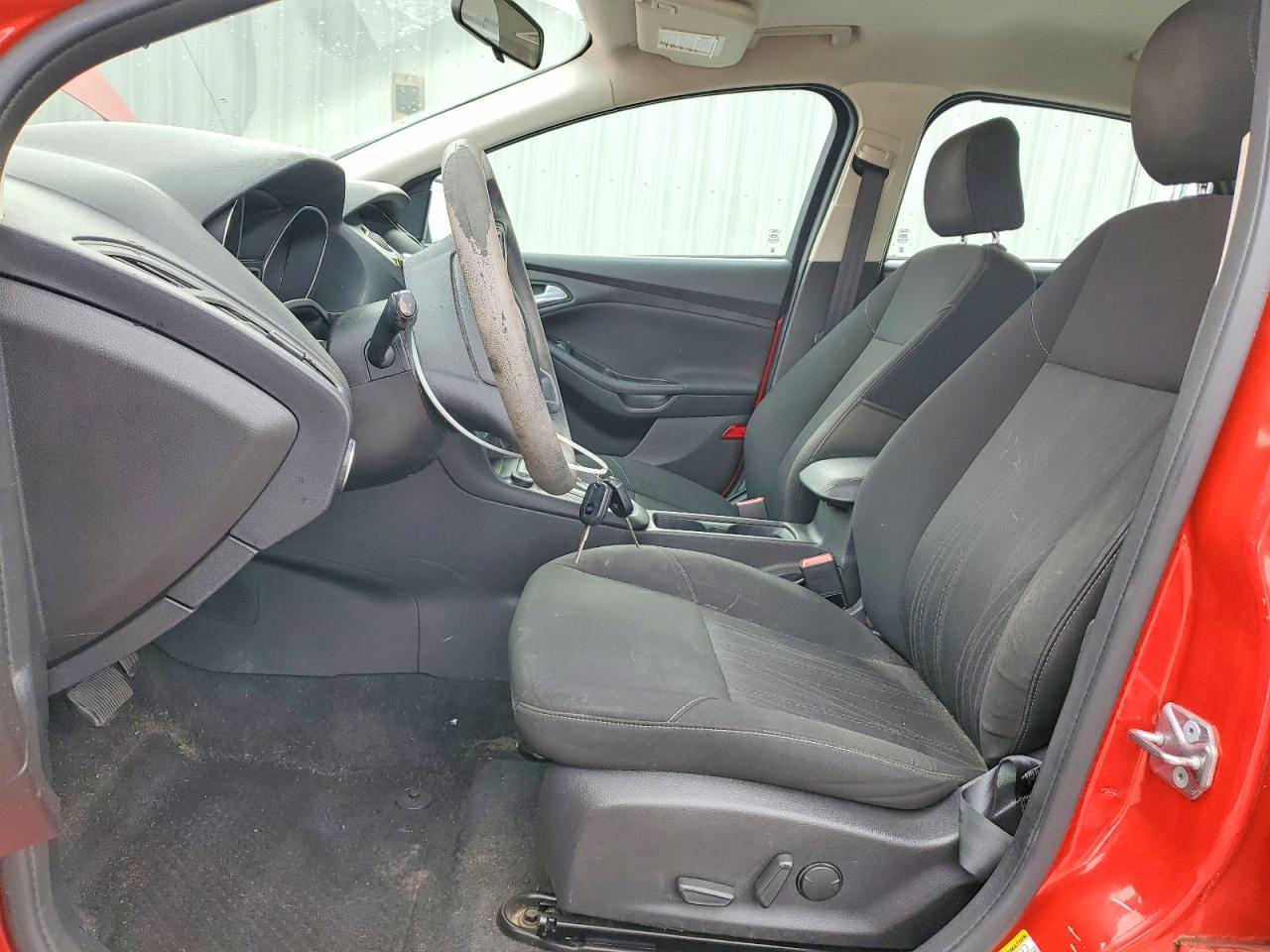 2015 FORD FOCUS SE photo 13
