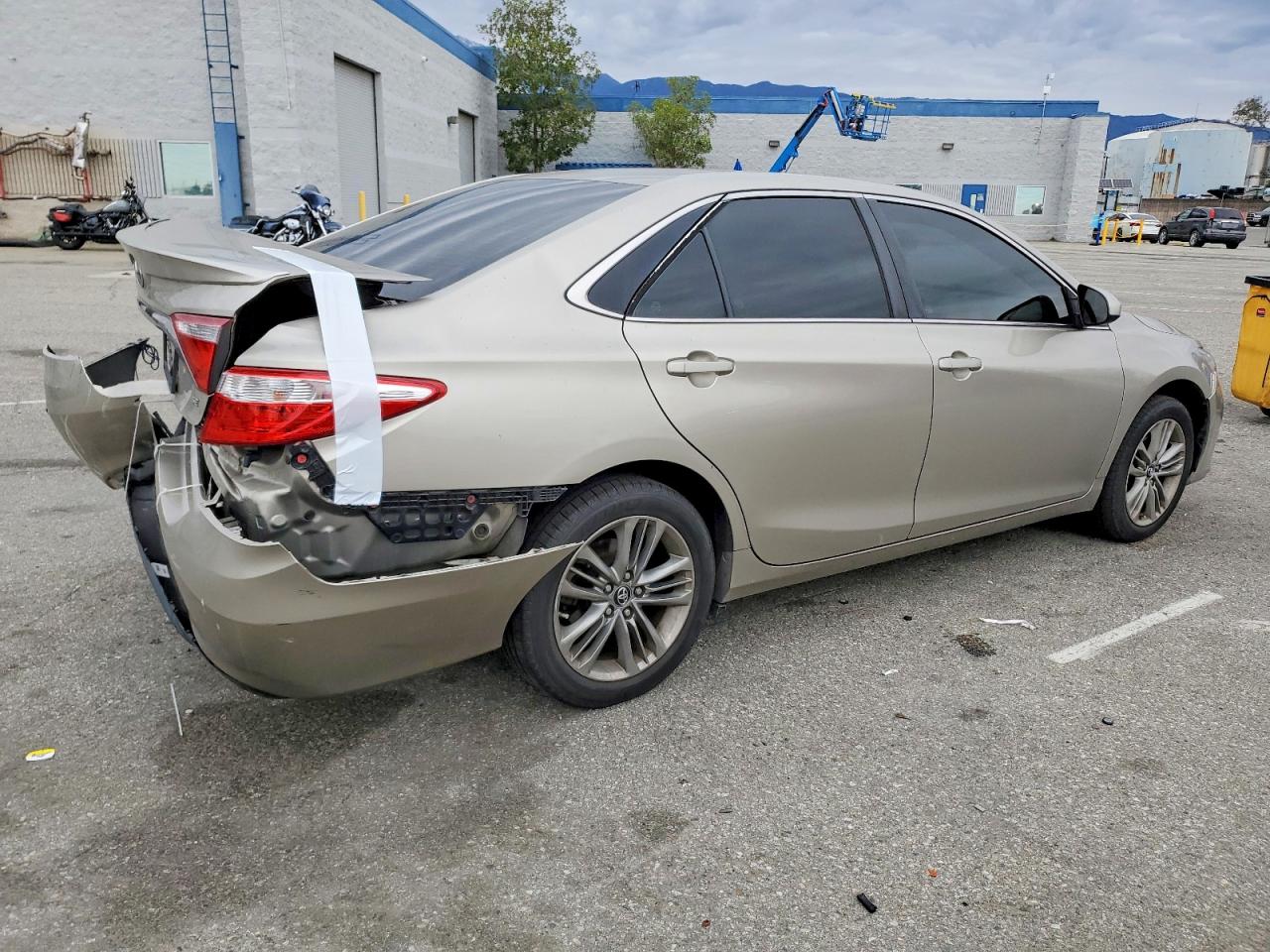 2016 TOYOTA CAMRY LE photo 3
