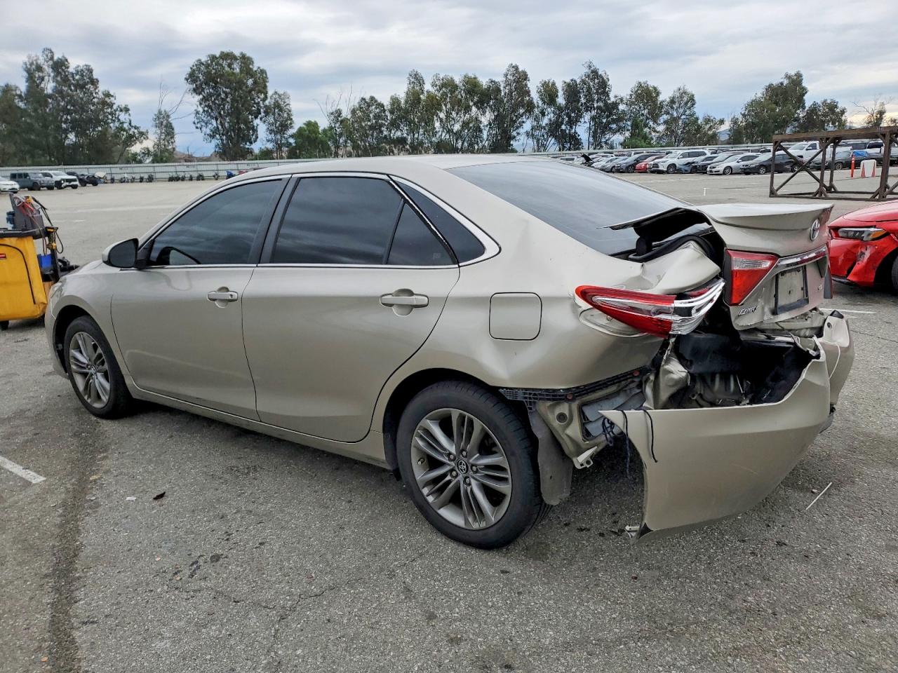 2016 TOYOTA CAMRY LE photo 2