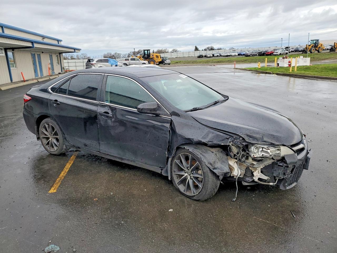 2016 TOYOTA CAMRY LE photo 4
