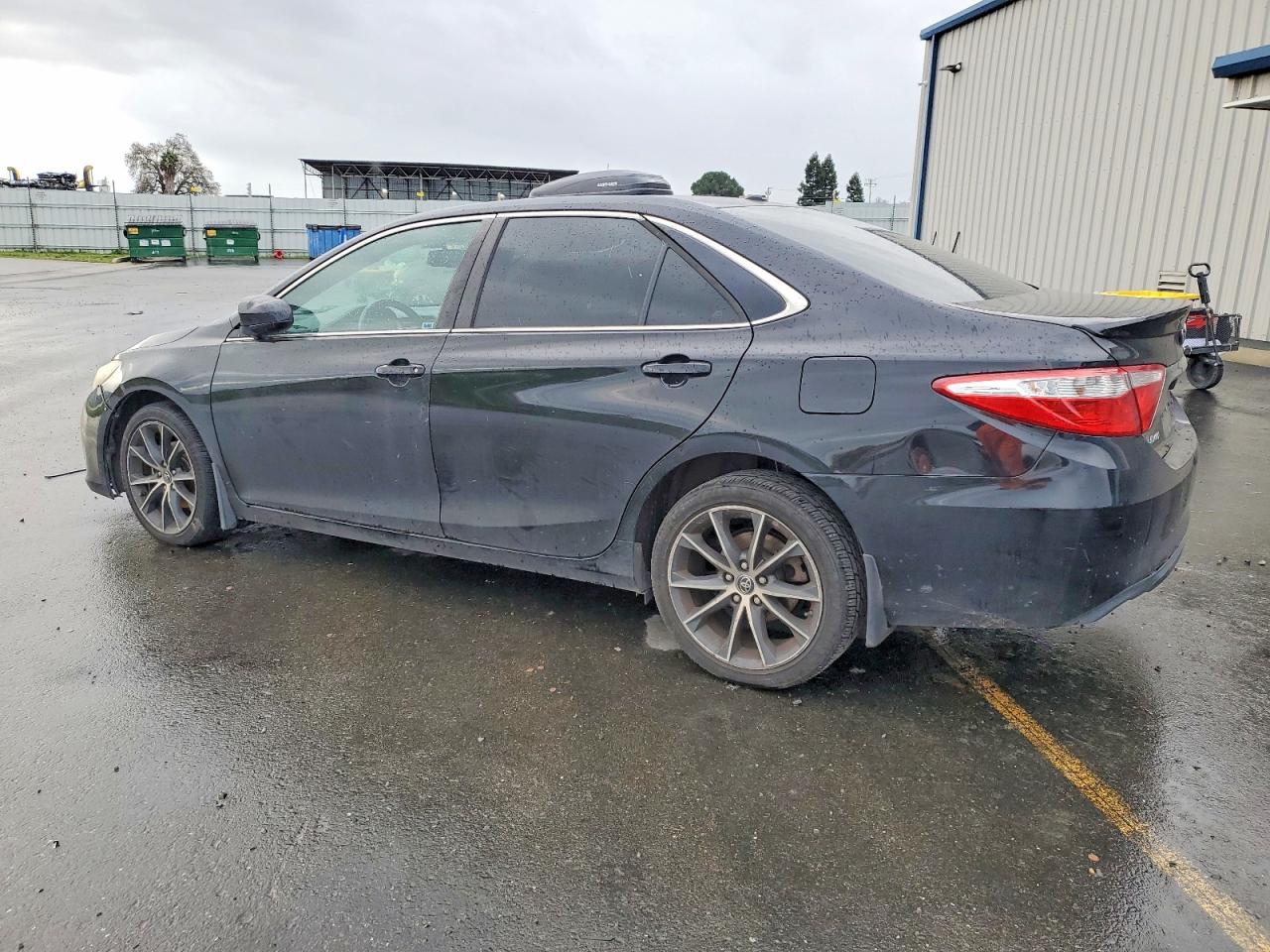 2016 TOYOTA CAMRY LE photo 2