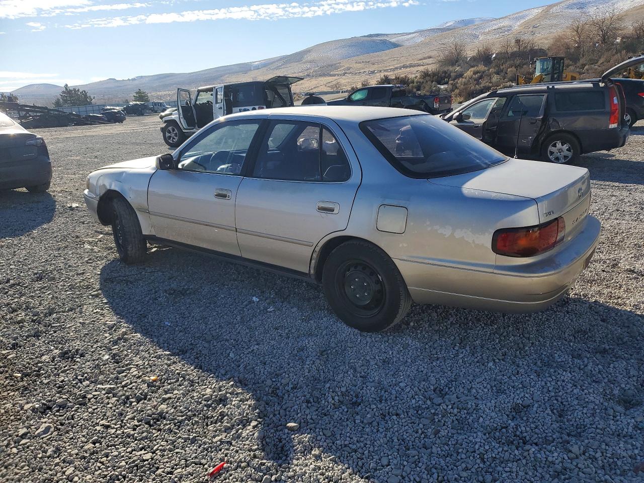 1995 TOYOTA CAMRY LE photo 2