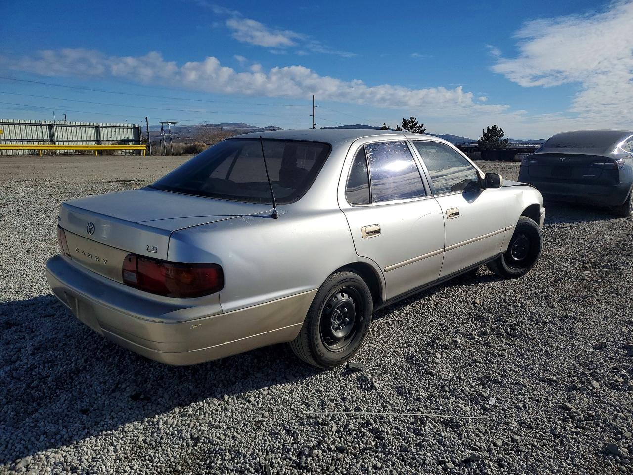 1995 TOYOTA CAMRY LE photo 3