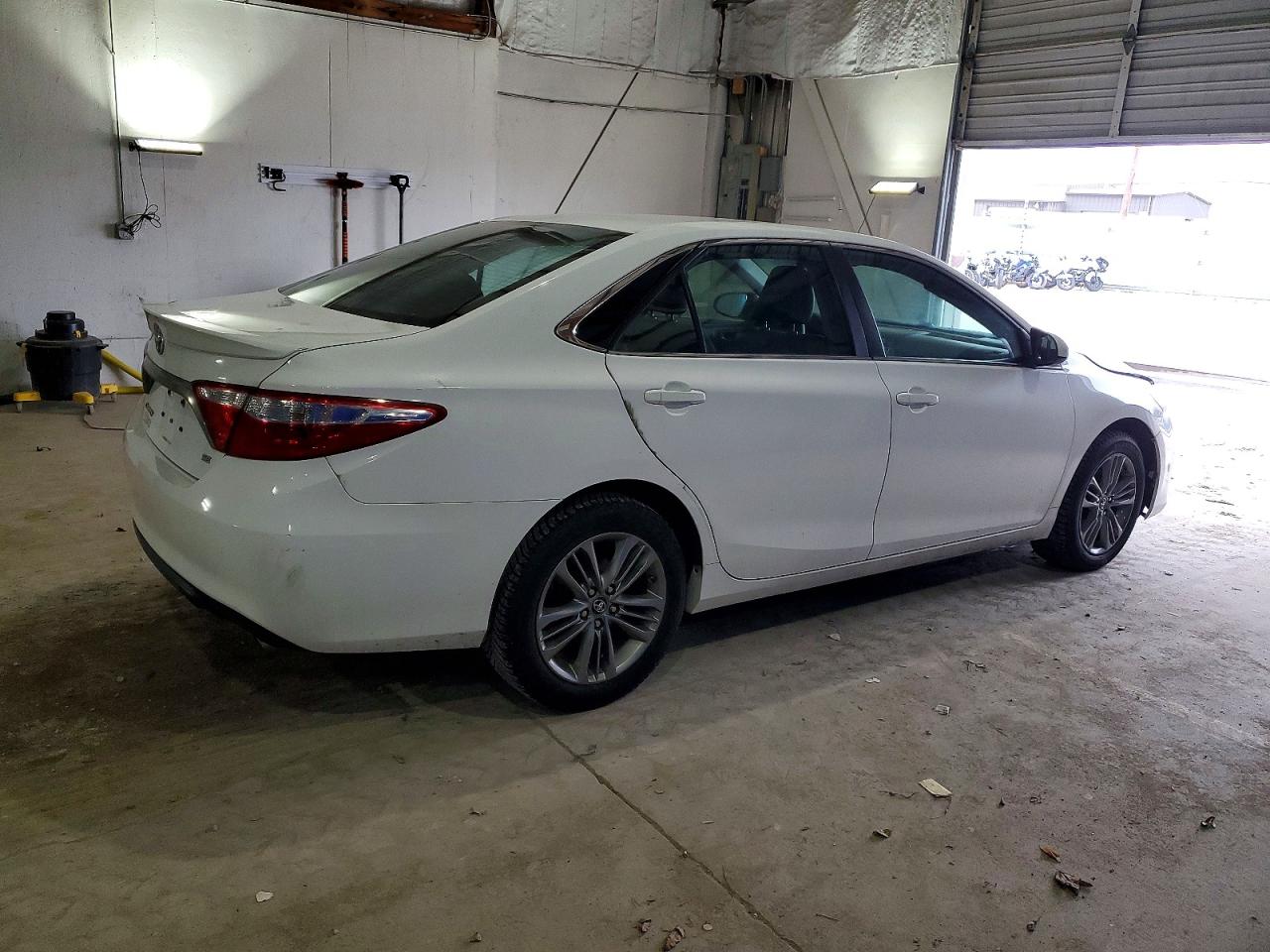 2017 TOYOTA CAMRY LE photo 3